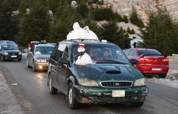Сирийцы привозят на машинах снег с гор на побережье в горной части Латакии - Sputnik Грузия