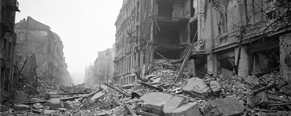 Вид разрушенных зданий на Маршалковской улице в городе Варшаве. Февраль 1945 года. - Sputnik Грузия