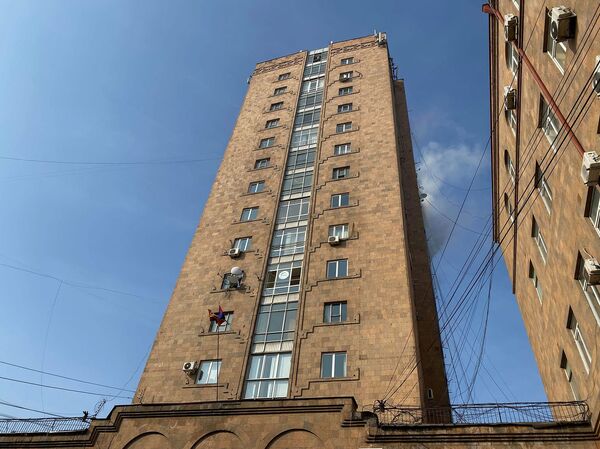 В центре Еревана горит многоэтажка — кадры с места ЧП - Sputnik Грузия