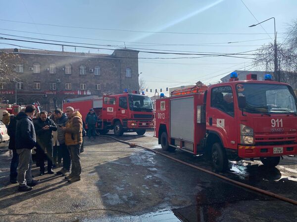 В центре Еревана горит многоэтажка — кадры с места ЧП - Sputnik Грузия