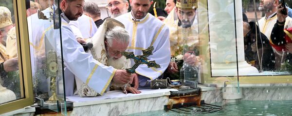 Глава Грузинской Православной церкви, Католикос-Патриарх Всея Грузии Илия Второй. Святой праздник Крещение в храме Самеба - Sputnik Грузия