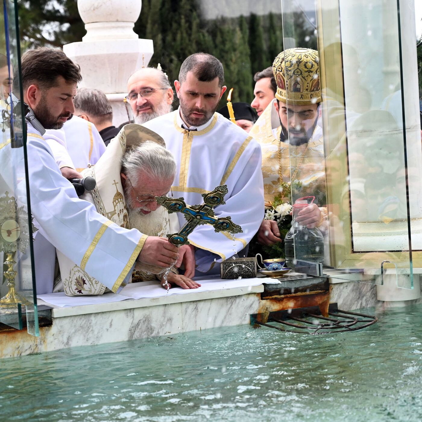 Праздник крещения в Грузии. Крещение в грузинской церкви. Массовое крещение в Грузии.