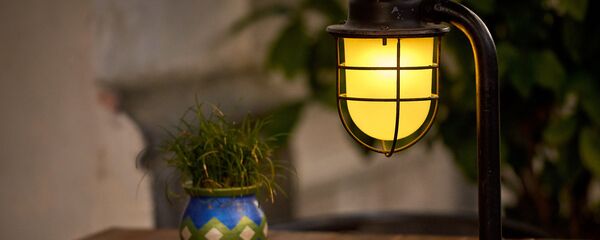 Лампа в кафе на столике Лампа в кафе на столике - Sputnik Грузия