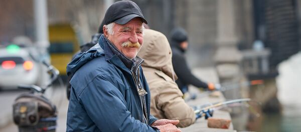 Рыбаки на набережной Куры у Метехского моста - Sputnik Грузия