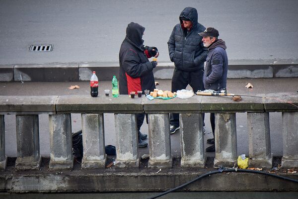 Обедают они тут же на мосту, приносят с собой из дома нехитрый завтрак или обед. Правда, сюда еще спускаются женщины, которые могут принести рыбакам кофе и чай. А можно купить еды в магазинчике неподалеку - Sputnik Грузия