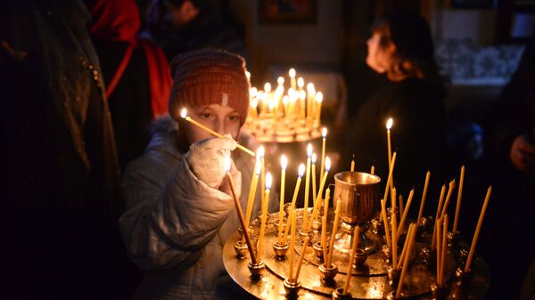 Жители Грузии отмечают праздник Крещения Господня в церкви Святой Варвары - Sputnik Грузия
