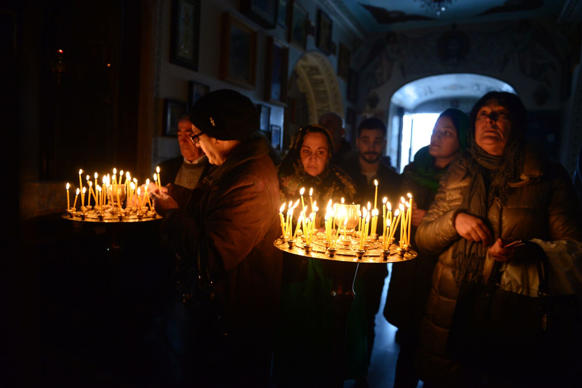 Жители Грузии отмечают праздник Крещения Господня в церкви Святой Варвары - Sputnik Грузия, 1920, 10.03.2022