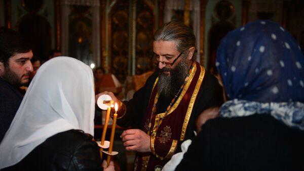 Жители Грузии отмечают праздник Крещения Господня в церкви Святой Варвары - Sputnik Грузия