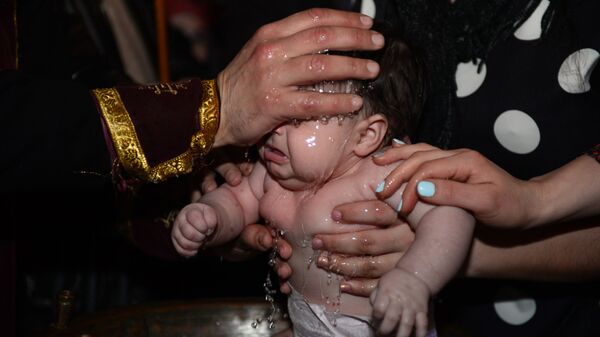 Крещение младенца в храме Святой Варвары - Sputnik Грузия