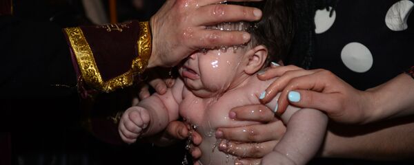 Крещение младенца в храме Святой Варвары - Sputnik Грузия