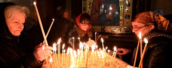 Жители Грузии отмечают праздник Крещения Господня в храме Самеба Жители Грузии отмечают праздник Крещения Господня в храме Самеба - Sputnik Грузия
