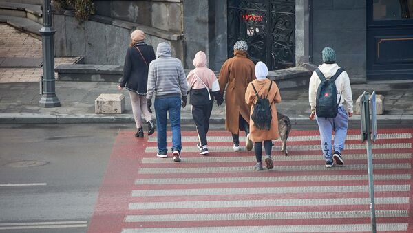 Пешеходы переходят дорогу по зебре - Sputnik Грузия