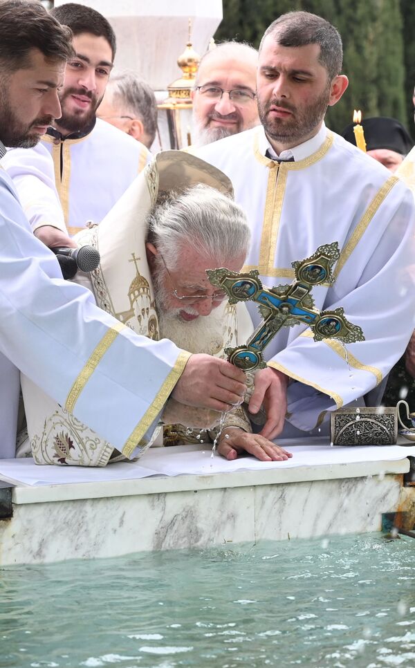 Кстати, в январе Патриарх крестил в Самбе более 500 младенцев. Итого у Илии на сегодняшний день почти 41 тысяча крестников. - Sputnik Грузия