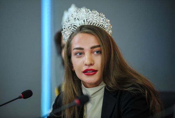 В Грузии Miss Planet Азербайджан Нигар Хасанзаде чувствует себя как дома, и в восторге от оригинальности грузинских дизайнеров - Sputnik Грузия
