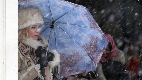 Девушка пережидает снегопад возле подземного пешеходного перехода на Тверской улице в Москве - Sputnik Грузия
