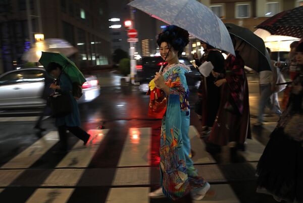 Японка гуляет по улицам города Оита в кимоно  - Sputnik Грузия