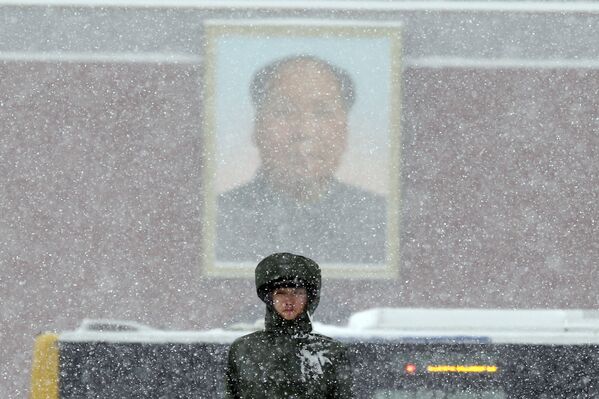 Китайский полицейский на площади Тяньаньмэнь в Пекине во время снегопада  - Sputnik Грузия