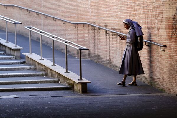 Монахиня с телефоном возле Ватикана - Sputnik Грузия