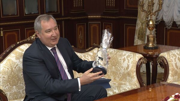 Рогозин подарил Лукашенко перчатку космонавта - Sputnik Грузия