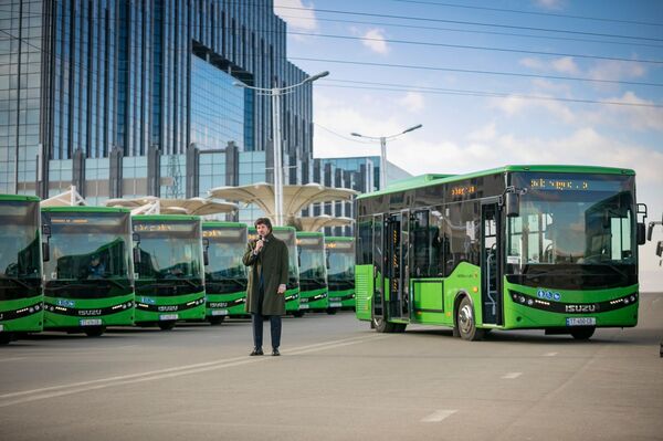 По Тбилиси начнут курсировать еще 40 новых автобусов По Тбилиси начнут курсировать еще 40 новых автобусов - Sputnik Грузия