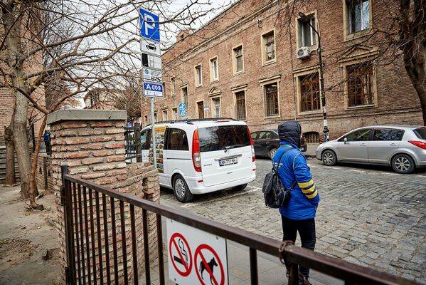 За тем, как соблюдаются правила по оплате парковки, следят представители компании Tbilisi Parking. Они же помогают водителям, которые еще не знают о новшестве, установить мобильное предложение для почасовой оплаты стоянки - Sputnik Грузия