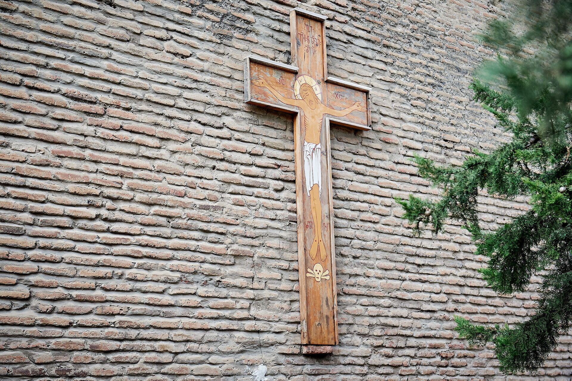 Церковь Отец Креста. Изображение креста на стене церкви с распятым Иисусом Христом - Sputnik Грузия, 1920, 15.02.2022