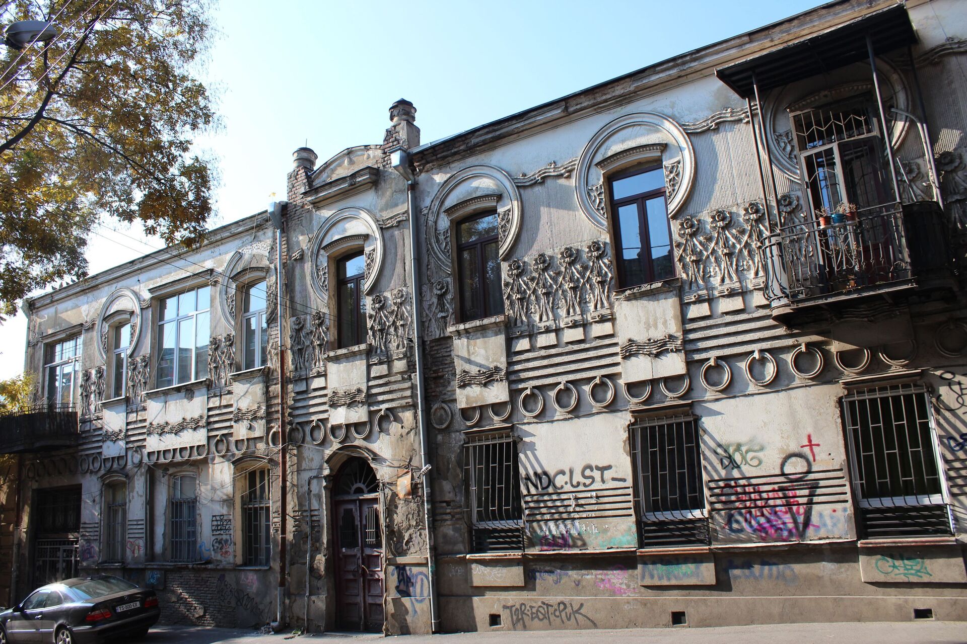 Дом с подсолнухами живет на улице Мазниашвили 16 - Sputnik Грузия, 1920, 10.07.2023
