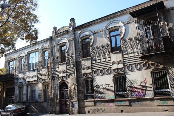 Цветы от городского зодчего, или Почему так манит дом Оганджанова с вангоговской печалью? Цветы от городского зодчего, или Почему так манит дом Оганджанова с вангоговской печалью? - Sputnik Грузия