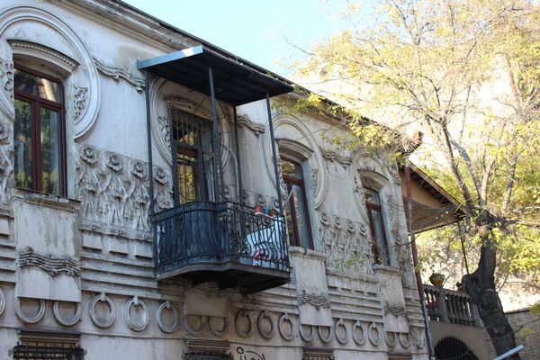 Цветы от городского зодчего, или Почему так манит дом Оганджанова с вангоговской печалью? Цветы от городского зодчего, или Почему так манит дом Оганджанова с вангоговской печалью? - Sputnik Грузия
