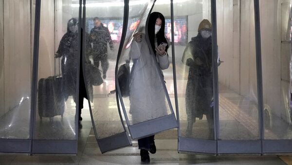 Девушка в маске в подземном переходе в Пекине  - Sputnik Грузия