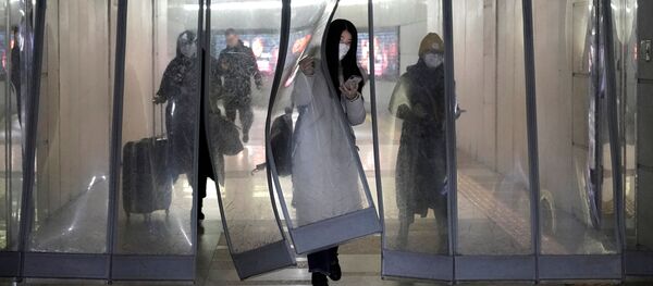 Девушка в маске в подземном переходе в Пекине  - Sputnik Грузия