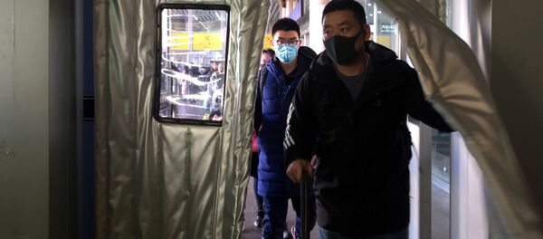 Люди в масках на вокзале Пекина  - Sputnik Грузия
