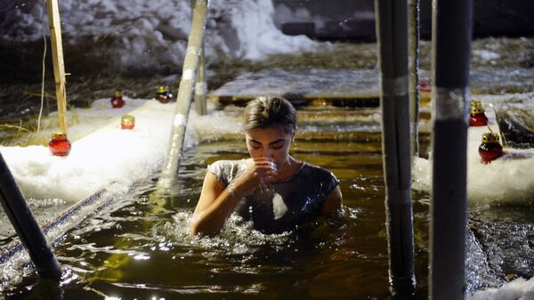 Женщина во время крещенских купаний на Верх-Исетском пруду в Екатеринбурге - Sputnik Грузия