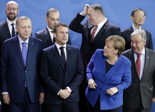 Канцлер ФРГ Ангела Меркель потеряла российского лидера Владимира Путина перед совместной фотосессией на церемонии фотографирования глав делегаций участников Международной конференции по Ливии в Берлине
 - Sputnik Грузия