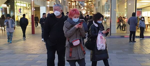 Прохожие в защитных масках на одной из улиц в Пекине - Sputnik Грузия