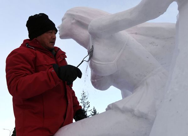 Победитель в номинации Снег работает над снежной скульптурой на VIII ежегодном международном фестивале-конкурсе снежной и ледовой скульптуры Волшебный лед Сибири - Sputnik Грузия