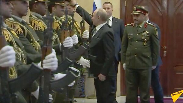 Владимир Путин поднял фуражку офицера палестинского караула - Sputnik Грузия