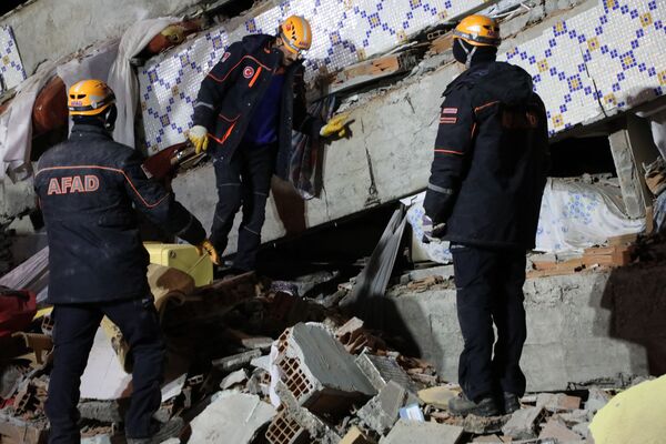 По данным Агентства по чрезвычайным ситуациям, в районе стихийного бедствия работают 493 команды спасателей из 28 провинций - Sputnik Грузия