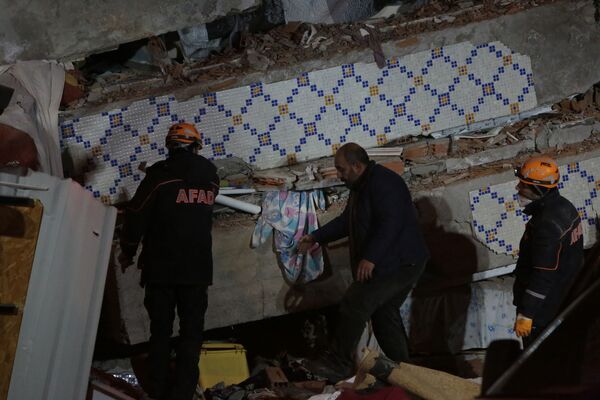Местные власти не рекомендуют жителям Турции  возвращаться в разрушенные дома, для них открыты специальные помещения

 - Sputnik Грузия