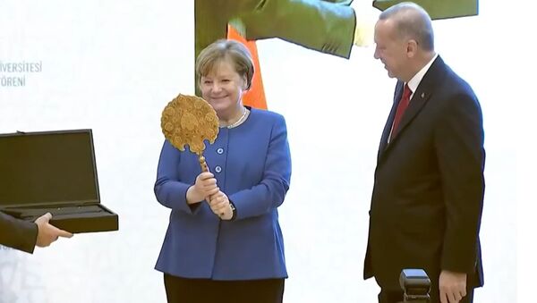Эрдоган подарил Меркель старинное зеркало и шлем - Sputnik Грузия