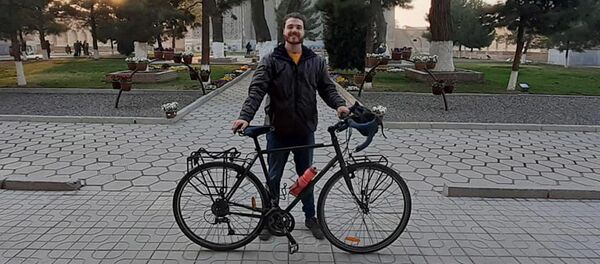 Английскому путешественнику Роуэну Кэмпеллу вместо украденного  велосипеда подарили новый - Sputnik Грузия