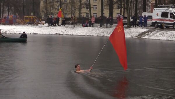 Моржи-блокадники организовали заплыв в честь годовщины снятия блокады Ленинграда - Sputnik Грузия