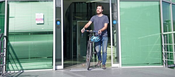 Грузинская полиция нашла украденный велосипед британского туриста - Sputnik Грузия