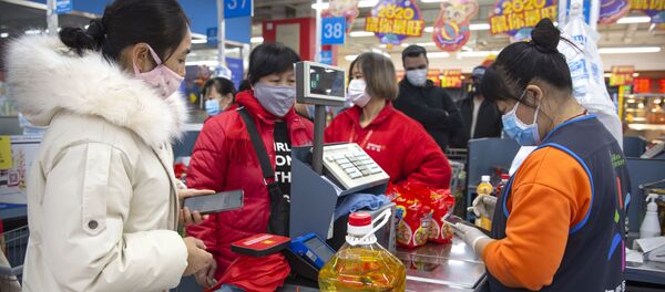 Жители Китая закупают продукты во время разгара эпидемии коронавируса в стране - Sputnik Грузия