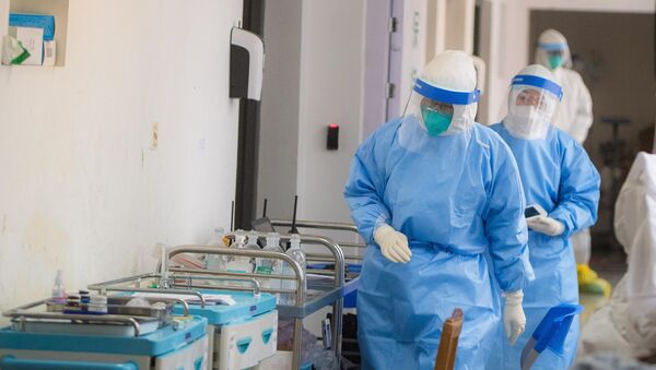  Медицинский персонал в защитных костюмах в отделении инфекционных заболеваний в больнице Ухань Юнион в Ухане в провинции Хубэй в центральном Китае - Sputnik Грузия