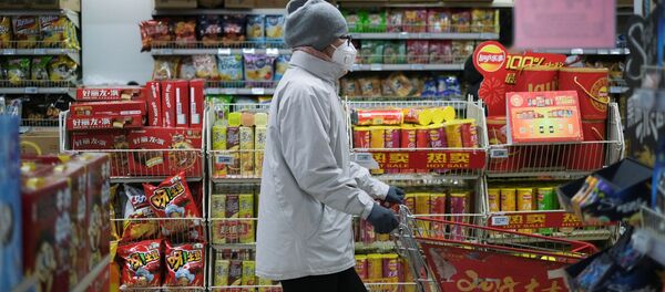 Женщина в защитной маске в китайском супермаркете - Sputnik Грузия