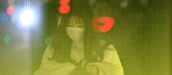 Девушка в маске в Токио  - Sputnik Грузия