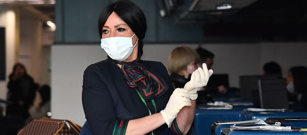 რომის აეროპორტის თანამშრომელი ნიღბითა და ხელთათმანებით - Sputnik საქართველო