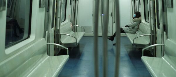 Девушка в маске в метро в Пекине  - Sputnik Грузия