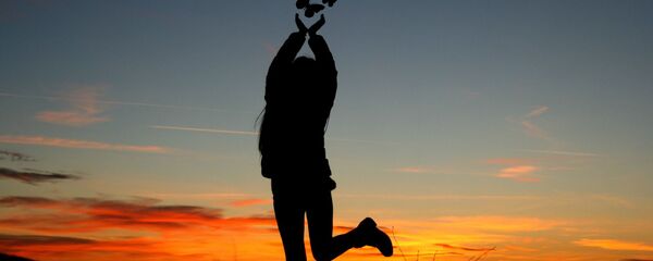 გოგონა ჩამავალი მზის ფონზე პეპლებით ხელში - Sputnik საქართველო